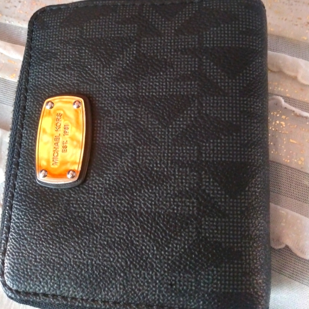 New Michael Kors zip wallet